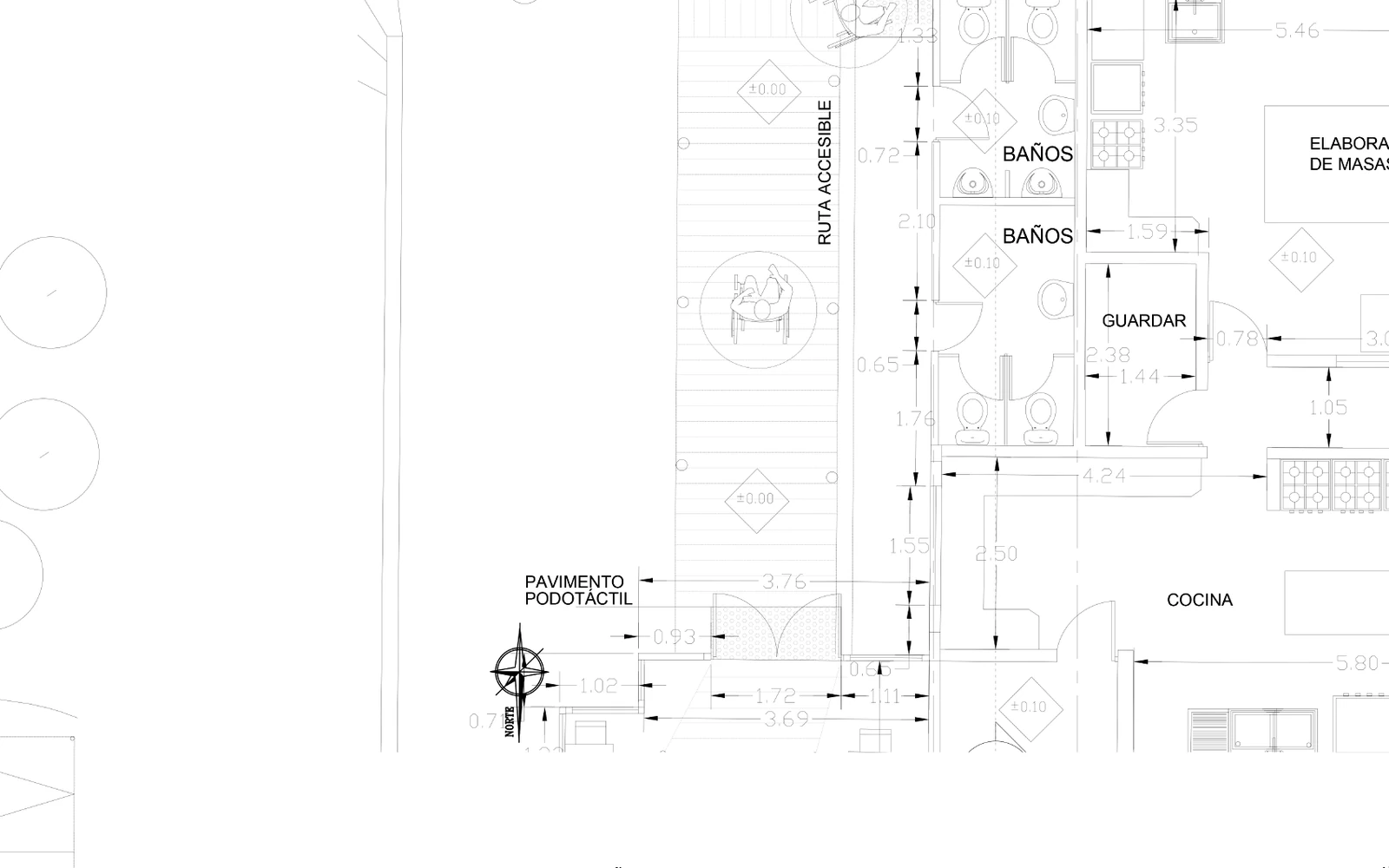Planta de arquitectura de servicios higiénicos y ruta accesible